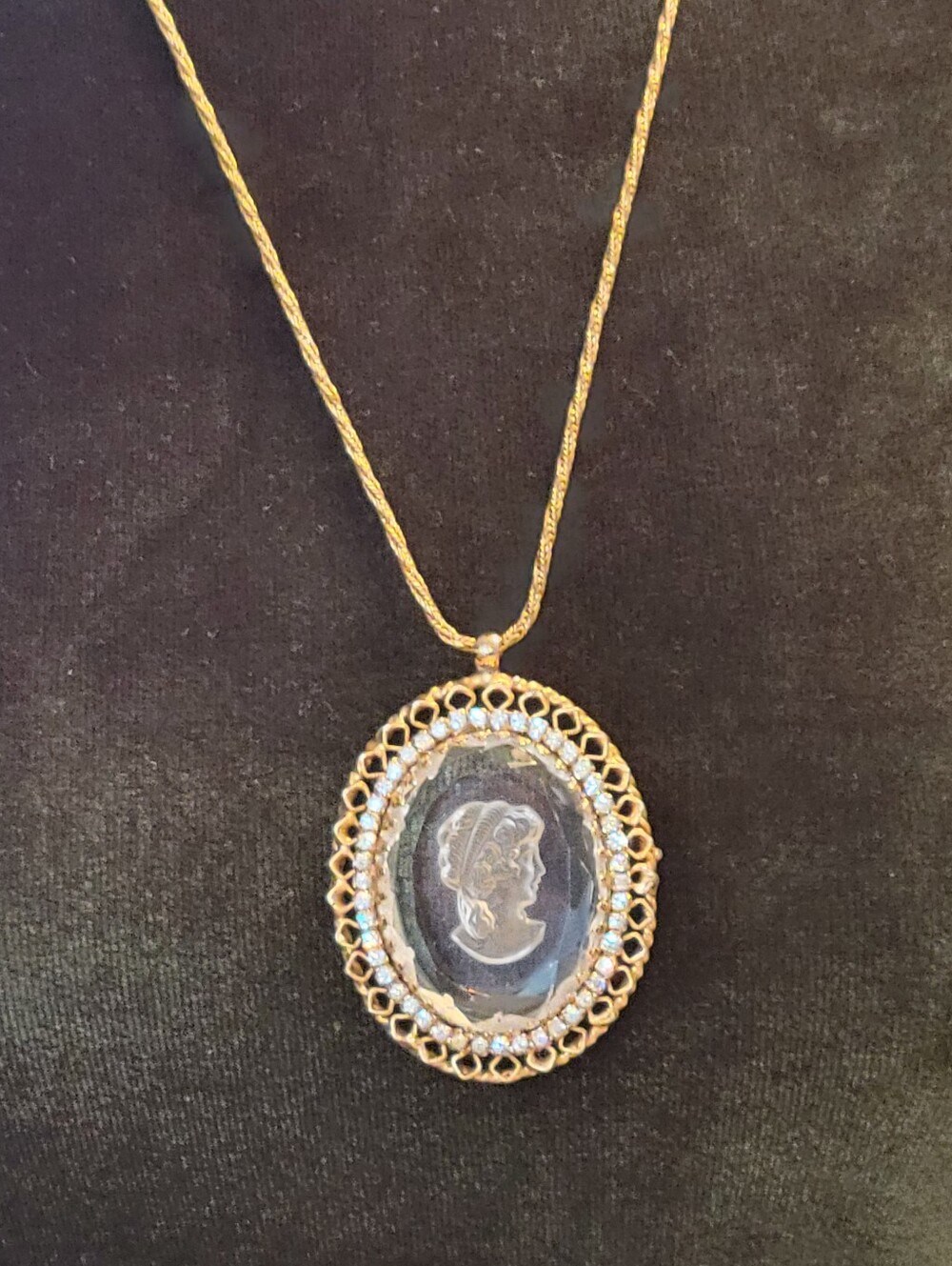 Vintage Gold-Tone Crystal Cameo Pendant Necklace - Elegant Women's Jewelry 32"
